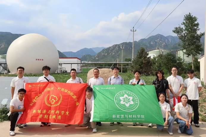 圖片包含 戶外, 人, 草, 男人 AI 生成的內(nèi)容可能不正確。