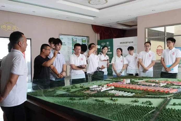 一群人站在桌子邊 AI 生成的內(nèi)容可能不正確。