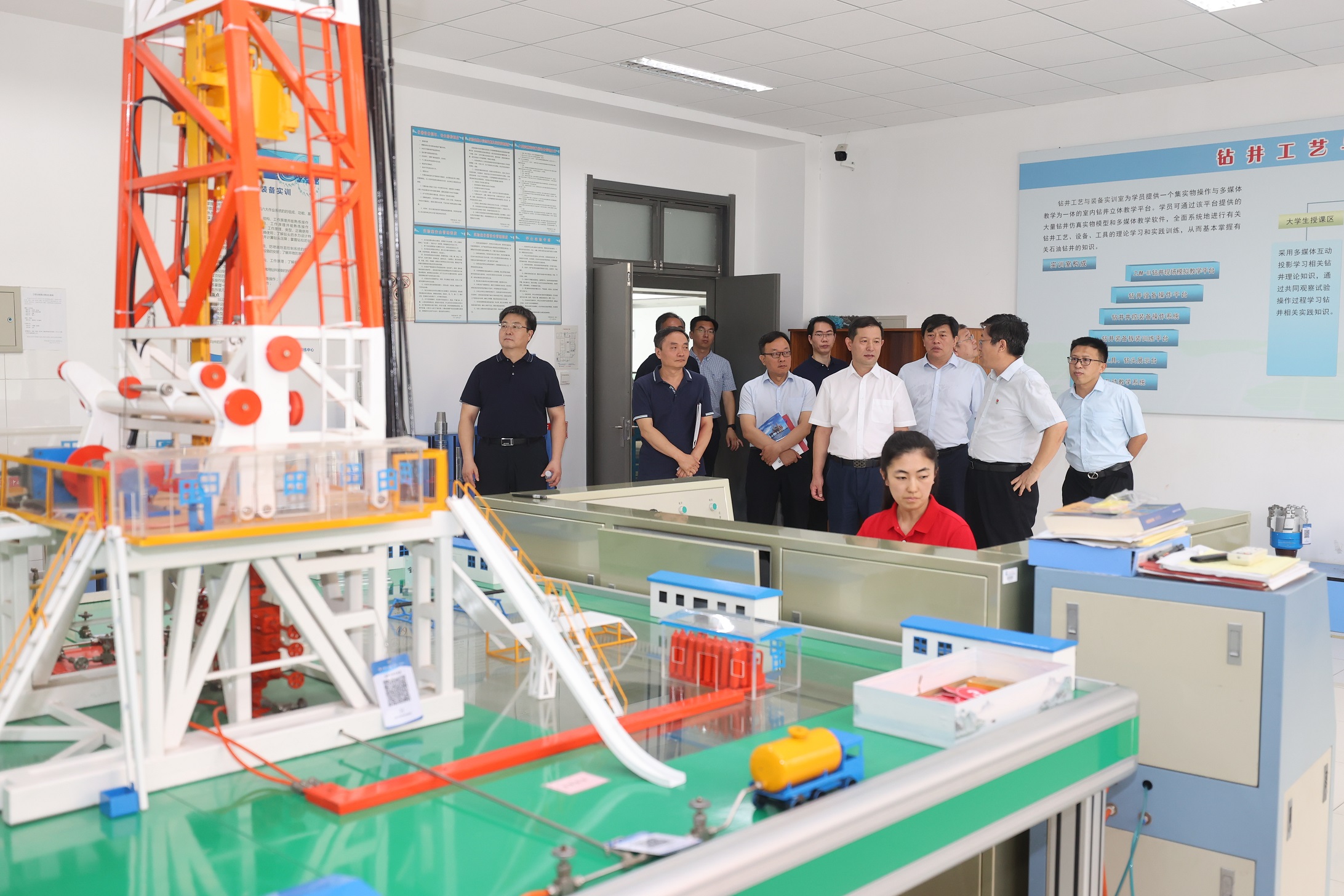王同奇一行參觀考察石油工業(yè)訓(xùn)練中心 王大勇攝影 (2).JPG