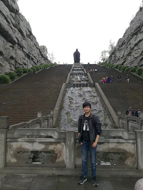 806b6bb1b979454dbd03898dc85eae12.jpg 石油工程學(xué)院+吳浩+生活照.jpg