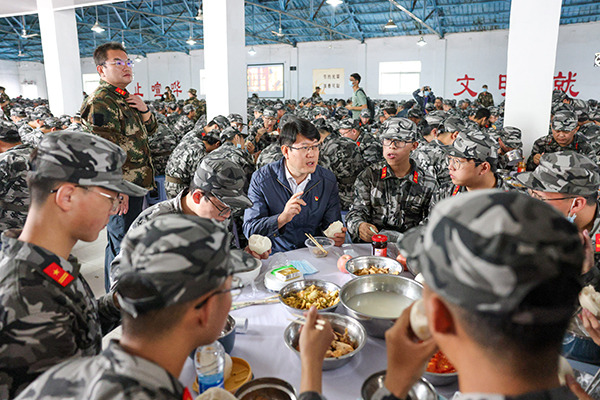 20c3c0481e1c4a0a99bbea19f22c5e91.jpg 20210921_軍訓(xùn)書記第一堂黨課以及慰問 (39).jpg