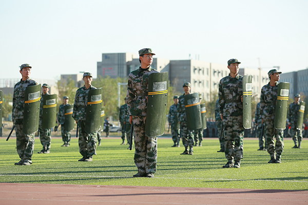 警棍盾牌 魏靜怡攝.jpg