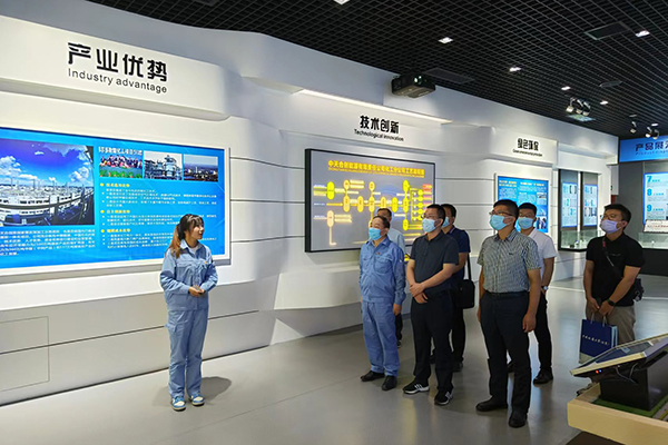 參觀中天合創(chuàng)能源有限責(zé)任公司化工分公司文化展廳.jpg