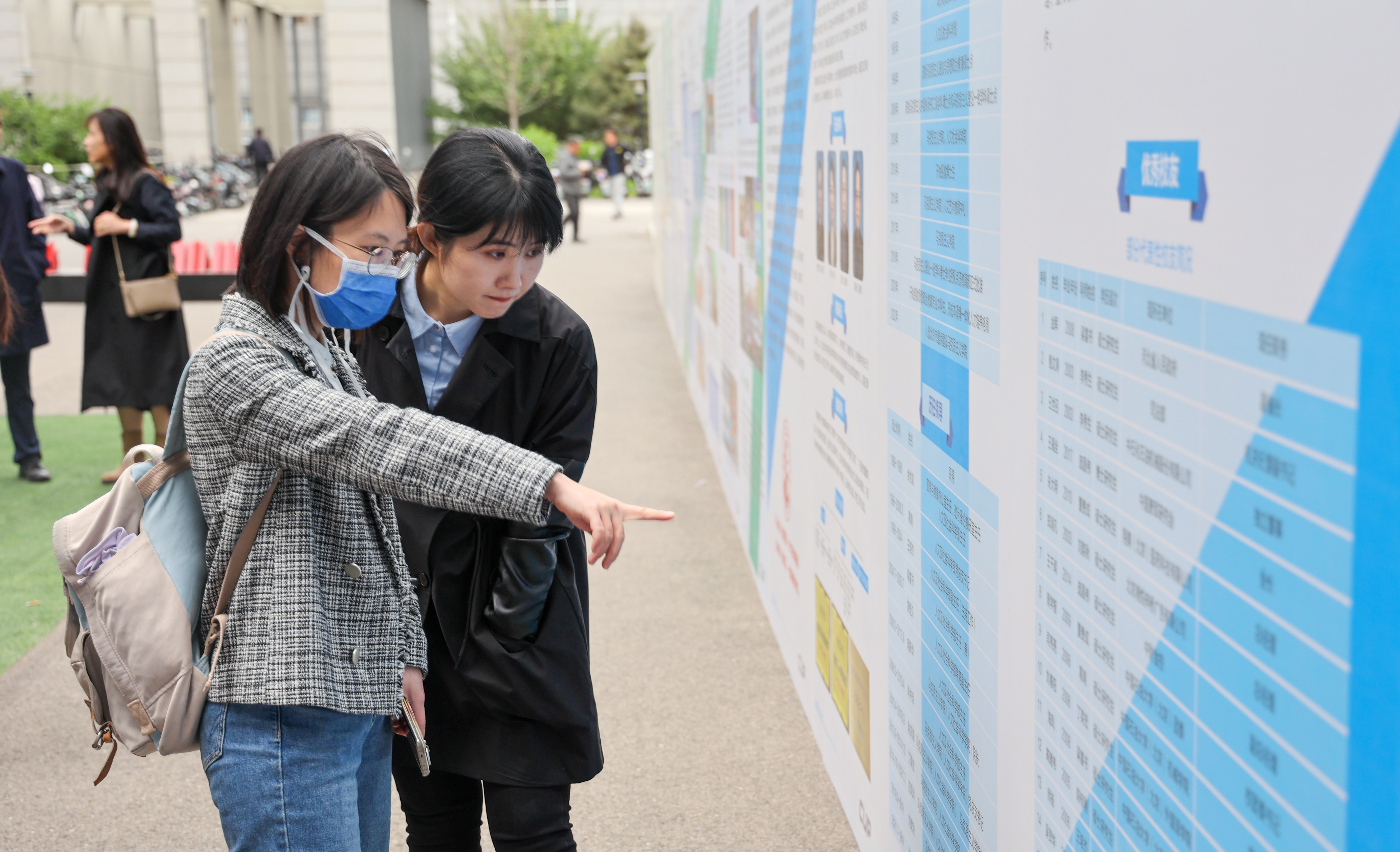 “奮進(jìn)新時(shí)代 譜寫新篇章”慶祝建校70周年發(fā)展成就系列展.jpg