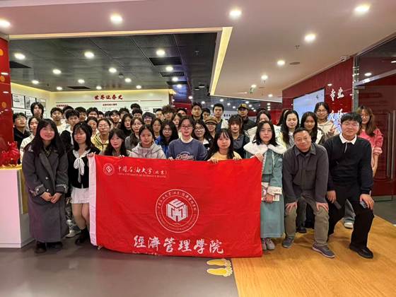 一群人站在室內(nèi) AI 生成的內(nèi)容可能不正確。