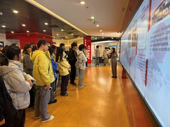 一群人站在室內(nèi) AI 生成的內(nèi)容可能不正確。