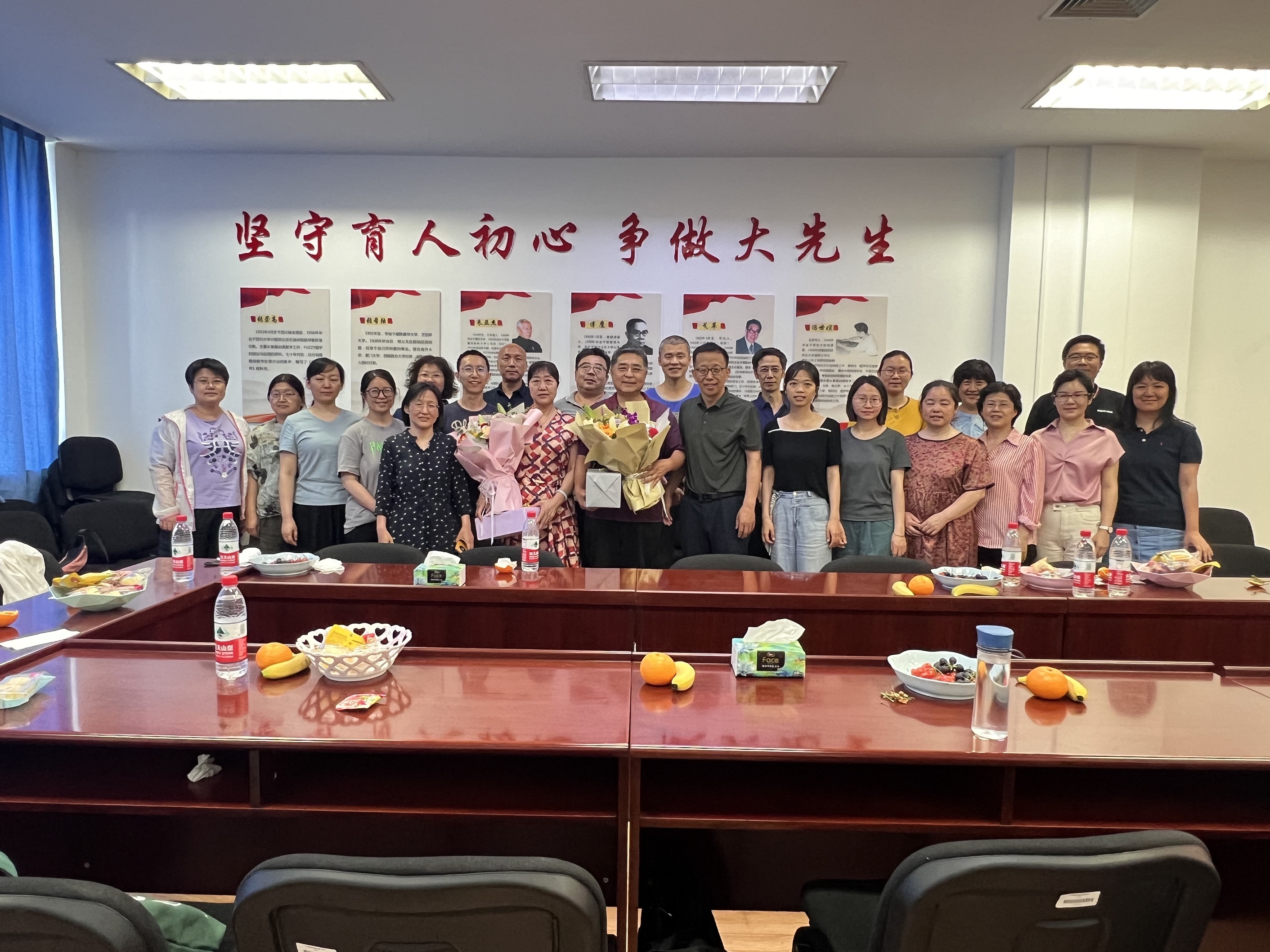 張國林 孟慶民兩位老師退休合照1.jpg