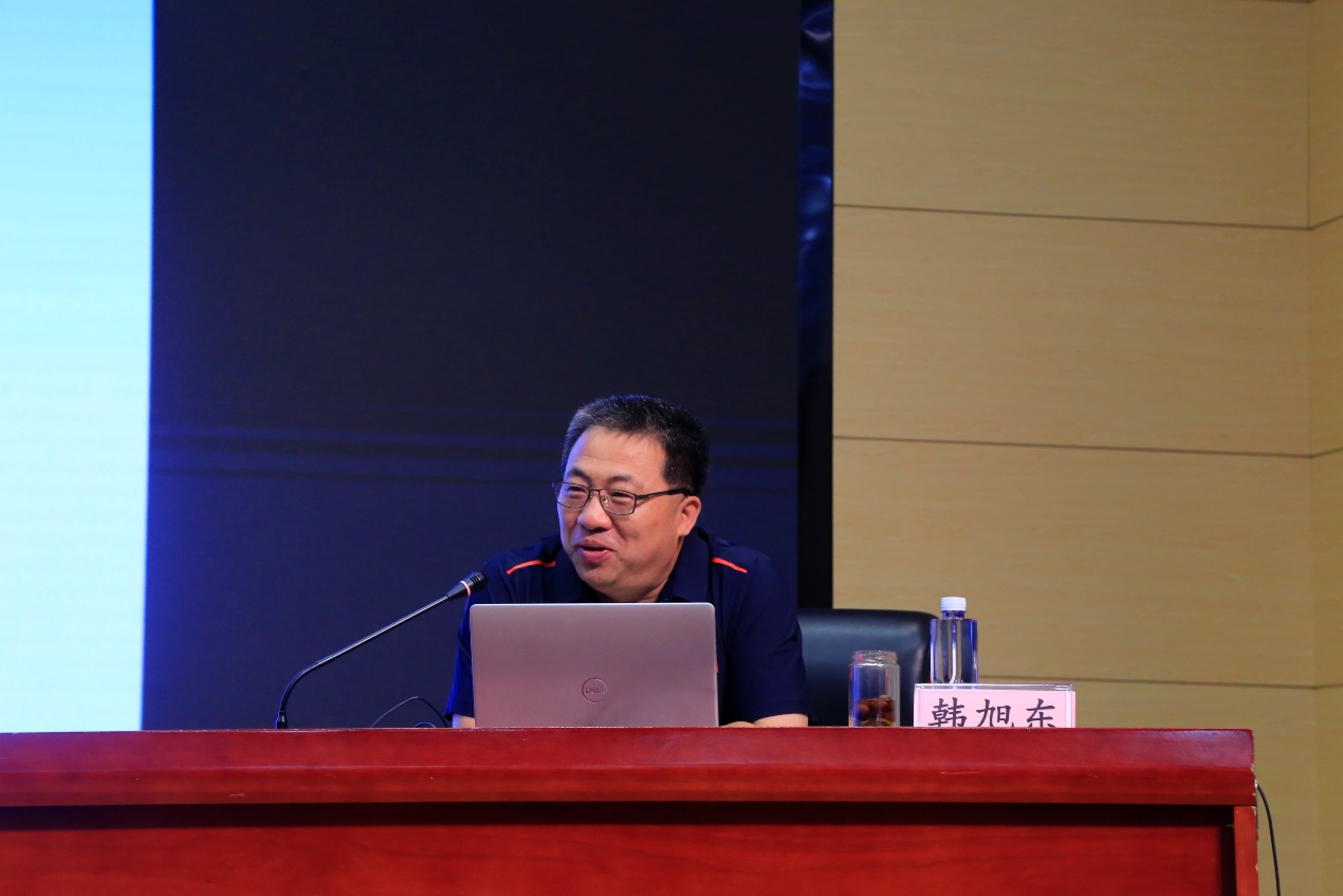 電腦前的人 描述已自動生成