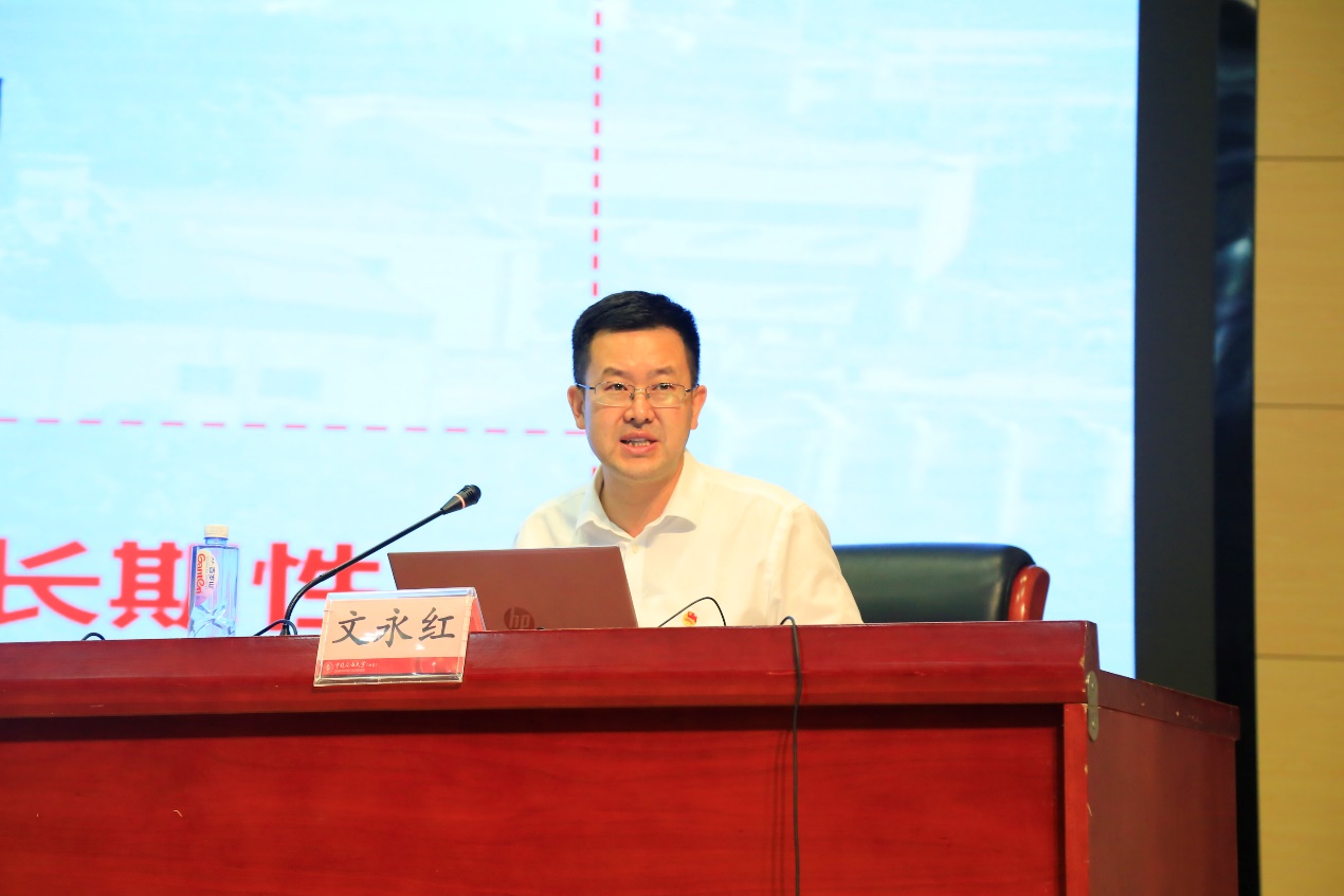 男人站在桌子上 中度可信度描述已自動(dòng)生成